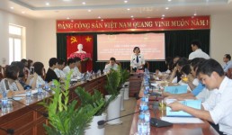 Ths. Trần Tuyết Minh, UVBTV, Trưởng ban Tuyên giáo Tỉnh ủy, Hiệu trưởng Trường Chính trị tỉnh phát biểu tại Hội thảo