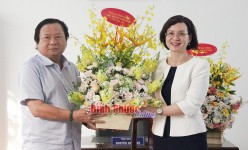 Đồng chí Trần Tuyết Minh, Ủy viên Ban Thường vụ, Trưởng ban Tuyên giáo Tỉnh ủy tặng hoa chúc mừng Hội Nhà báo tỉnh