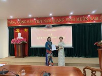 đồng chí Nguyễn Thị Ninh - Đảng ủy viên, Bí thư chi bộ Các khoa trao Quyết định kết nạp Đảng viên.