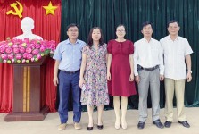 Phó Bí thư Đảng ủy, Phó Hiệu trưởng Nguyễn Thanh Thuyên (thứ 2 từ phải sang) chụp hình lưu niệm với đoàn nghiên cứu thực tế