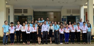 Đoàn tặng quà cho học sinh có hoàn cảnh khó khăn tại trường Tiều học và THCS xã Đồng Tâm