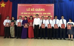 Đồng chí Bùi Quốc Bảo - Bí thư Thị ủy Bình Long trao bằng tốt nghiệp trung cấp LLCT-HC cho học viên