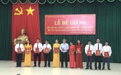 Đồng chí Đỗ Tất Thành - Phó Hiệu trưởng trao bằng tốt nghiệp cho học viên lớp TC112