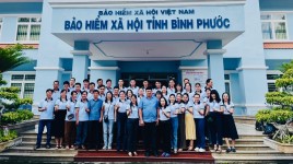Tập thể lớp chụp hình lưu niệm tại trụ sở Bảo hiểm xã hội tỉnh Bình Phước