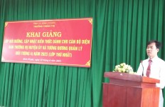 Đ/C: Nguyễn Thanh Thuyên  - Bí thư Đảng uỷ, Hiệu trưởng Trường Chính trị phát biểu khai giảng lớp học