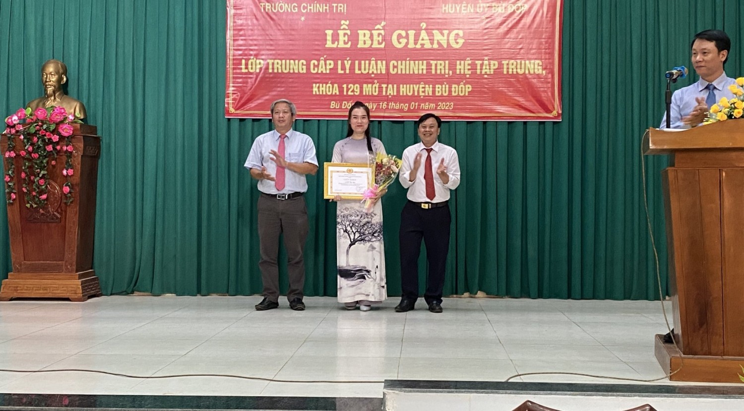 Đ/c Đỗ Tất Thành tặng giấy khen cho học viên lớp TC129