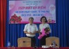 Đ/C Đỗ Tất Thành - Phó Hiệu trưởng, chủ tịch Công đoàn tặng hoa cho Hiệu trưởng nhân ngày Quốc tế phụ nữ