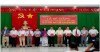 Đồng chí Đỗ Tất Thành – Đảng ủy viên, Phó Hiệu trưởng Trường chính trị tỉnh Bình phước trao bằng tốt nghiệp cho học viên