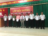 Ths Nguyễn Thanh Thuyên - Phó Hiệu trưởng Trao giấy chứng nhận cho các Đại biểu hoàn thành khóa Bồi dưỡng