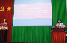 Đồng chí Trần Tuyết Minh - UVBTV, Trưởng ban Tuyên giáo Tỉnh ủy, Hiệu trưởng phát biểu tại lễ khai giảng