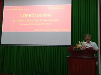 Đồng chí Đỗ Tất Thành - Đảng ủy viên, Phó Hiệu trưởng Trường Chính trị phát biểu khai giảng lớp bồi dưỡng