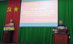 Đồng chí Đỗ Tất Thành - Phó Hiệu trưởng Trường Chính trị phát biểu Bế giảng lớp học