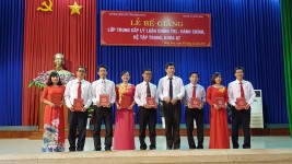 Đồng chí Bùi Quốc Bảo - Phó Trưởng ban tổ chức tỉnh ủy trao bằng tốt nghiệp Trung cấp LLCT-HC