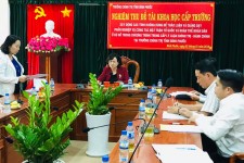 ThS. Trần Tuyết Minh - Hiệu trưởng - Chủ trì họp tổ nghiệm thu