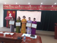 Đồng chí Trần Tuyết Minh-UVBTV Tỉnh ủy, Trưởng Ban Tuyên giáo, Hiệu trưởng trao tặng thưởng cho các cá nhân, tập thể xuất sắc