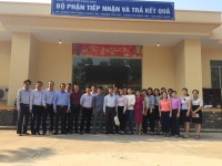 Tập thể lớp Chuyên viên khóa 36 đi nghiên cứu thực tế tại UBND thành phố Đồng Xoài