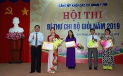 Ban Tổ chức trao giải nhất cho thí sinh Nguyễn Thị Ninh (Bí thư Chi bộ các khoa - Đảng bộ Ban Tuyên giáo - Trường chính trị tỉnh)