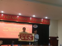 Đồng chí Nguyễn Thanh Thuyên trao quà lưu niệm của Nhà trường