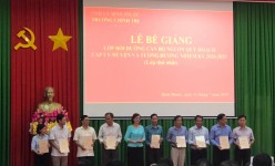 ThS Trần Tuyết Minh trao Giấy chứng nhận cho học viên