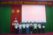 ThS. Trần Tuyết Minh trao Giấy Chứng nhận hoàn thành khóa bồi dưỡng cho học viên