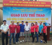 ThS. Nguyễn Thanh Thuyên, Phó Hiệu trưởng chụp hình lưu niệm với đoàn vận động viên Trường Chính trị