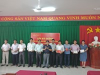 ThS. Bùi Viết Trung trao giấy chứng nhận cho học viên