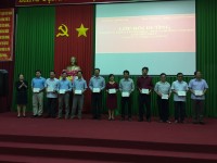 Đ/c Đỗ Thanh Tâm  - Phó Trưởng ban phụ trách Ban Thi đua - Khen thưởng tỉnh trao giấy chứng nhận