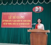 Đồng chí Trần Tuyết Minh phát biểu tại Lễ Bế giảng