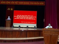Đ/c Hoàng Kim Dưỡng - Ủy viên BTV thị ủy, Phó trưởng Ban Tổ chức thị ủy Phước Long trao đổi, báo cáo với Đoàn nghiên cứu thực tế