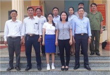 Cán bộ, giảng viên khoa Xây dựng Đảng chụp ảnh lưu niệm cùng lãnh đạo Đảng ủy, UBND xã Phước Minh