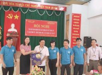 Đại diện Cán bộ, giảng viên nhà trường cùng Ban Cán sự lớp TC103 tặng quà lưu niệm cho Đảng ủy, UBND xã Thọ Sơn