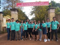 Lớp TC99 chụp hình lưu niệm tại cổng UBND xã Đồng Nai