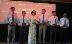 Đồng chí Trần Tuyết Minh trao chứng chỉ cho các học viên