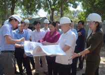 Bí thư Tỉnh ủy Nguyễn Văn Lợi kiểm tra việc thiết kế nội thất Hội trường toà nhà Ký túc xá Trường Chính trị