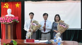 Phó Bí thư Đảng ủy Nguyễn Thanh Thuyên tặng hoa chúc mừng Bí thư, Phó Bi thư chi bộ Phòng Tổ chức - Hành chính, nhiệm kỳ 2020-2022