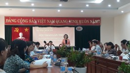 Đồng chí Trần Tuyết Minh - UVBTV Tỉnh ủy, PCT UBND tỉnh, Phụ trách Trường Chính trị phát biểu chỉ đạo tại hội thảo