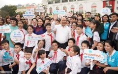 Thủ tướng Chính phủ chụp ảnh với trẻ em tại Lễ phát động "Năm An toàn cho phụ nữ và trẻ em" (Nguồn https://vov.vn)