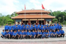 Đội ngũ cán bộ Đoàn Thanh niên Khối Cơ quan và doanh nghiệp tỉnh Bình Phước tham quan, về nguồn tại khu căn cứ Tà Thiết.                                            Ảnh: FB Tự hào Bình Phước
