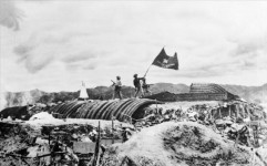 Chiều ngày 07/5/1954, lá cờ “Quyết chiến - quyết thắng” của Quân đội nhân dân Việt Nam tung bay trên nóc hầm tường De Castris. Chiến dịch lịch sử Điện Biên Phủ đã toàn thắng. Ảnh Tư liệu TTXVN