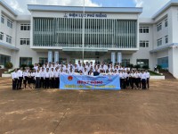 Đoàn nghiên cứu thực tế lớp Trung cấp LLCT-HC TC02-19 chụp ảnh lưu niệm tại Điện Lực Phú Riềng