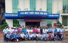 Đoàn NCTT tham quan và chụp hình lưu niệm tại Nhà máy thủy điện Cần Đơn