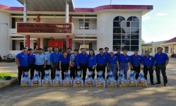 Chi đoàn Ban Tuyên giáo – Trường Chính trị tham gia thăm, tặng quà cho các gia đình có công với cách mạng trên địa bàn xã Minh Lập, huyện Chơn Thành