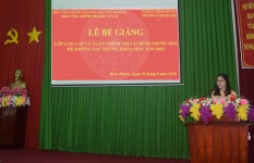 TS. Nguyễn Thị Tuyết Mai, Phó Giám đốc Học viện chính trị khu vực II phát biểu tại Lễ Bế giảng