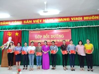 ThS. Nguyễn Thị Thu Hương  - Phó Giám đốc Phân hiệu Học viện phụ nữ Việt Nam trao giấy chứng nhận cho học viên