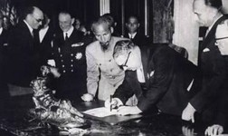 Chủ tịch Hồ Chí Minh và đại diện nước Pháp ký Hiệp định sơ bộ 6/3/1946 (ảnh tư liệu)