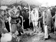 Chủ tịch Hồ Chí Minh thăm hỏi nhân dân xã Tân Phong, huyện Bình Xuyên, tỉnh Vĩnh Phúc (12/2/1956) (Nguồn: Tạp chí Tuyên giáo)