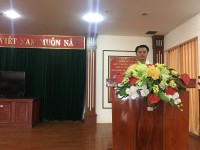 Đồng chí Phạm Ngọc Hùng - Chánh Văn phòng UBND huyện báo cáo thực tế cho đoàn