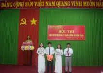 Ths. Nguyễn Thanh Thuyên tặng cờ cho đội thi  lớp Trung cấp lý luận chính trị - hành chính TC2-19 đạt giải nhất