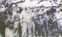 Phó Tư lệnh, Tham mưu trưởng Quân giải phóng miền Nam Lê Đức Anh (người chỉ tay) cùng các đồng chí trong Bộ Tư lệnh miền tại căn cứ Tà Thiết, năm 1971. Ảnh tư liệu (cand.com.vn)