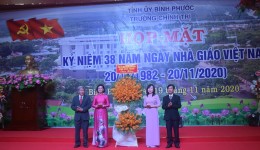 Đ/C Huỳnh Thị Hằng - Phó Bí thư Thường trực Tỉnh ủy tặng hoa hoa chúc mừng Nhà trường nhân ngày Nhà giáo Việt Nam